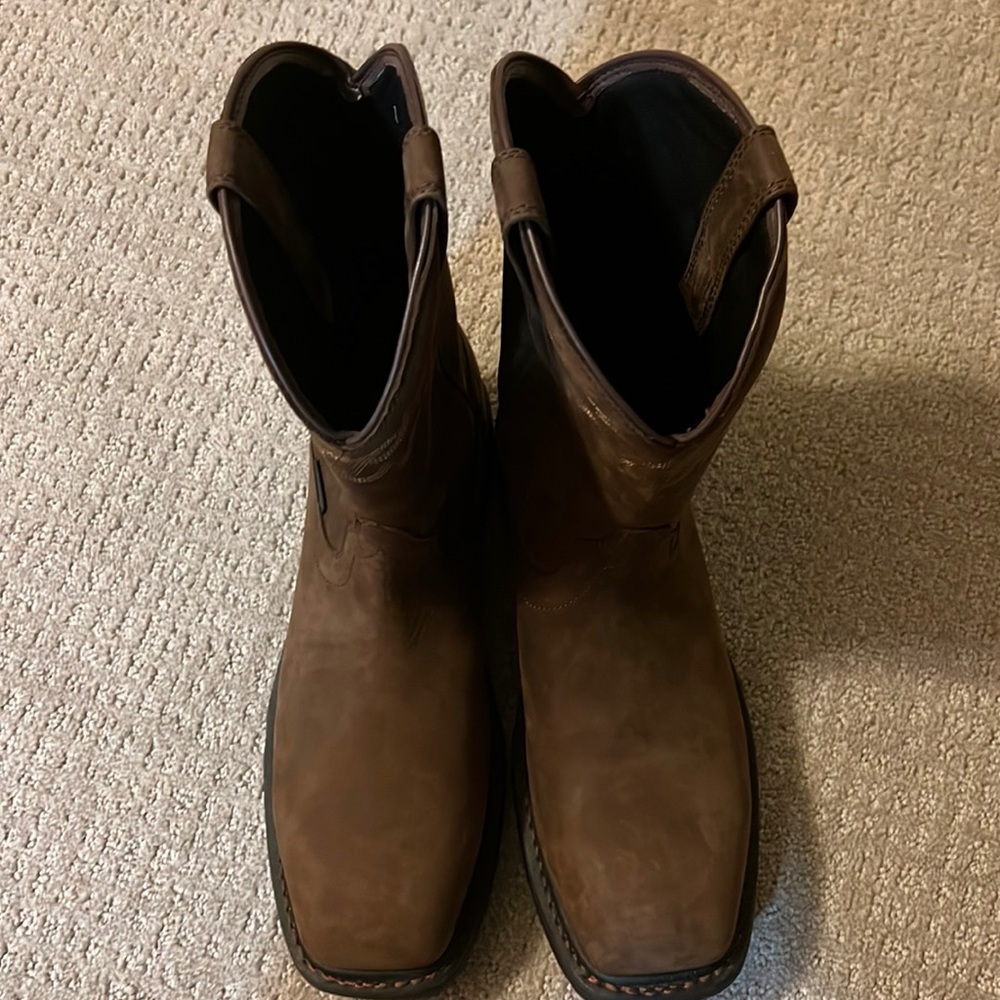 Like new worn once ARIAT boots 11.5